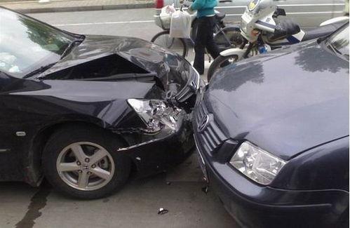 日系车和国产车碰撞视频